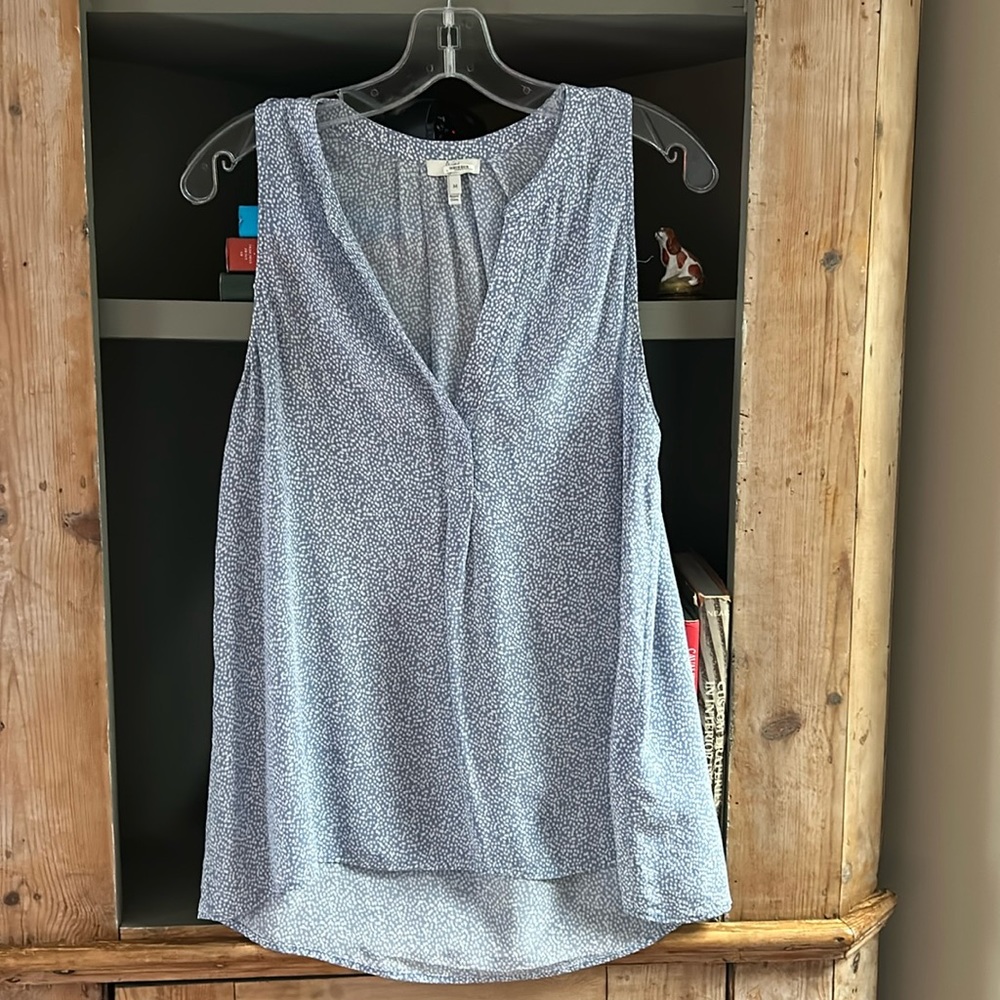 Joie sleeveless silk blouse with v-neck detail, pleated back & hi-low hem. M/EUC